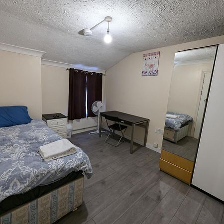 3 Portland Road Apartment Southall Bagian luar foto
