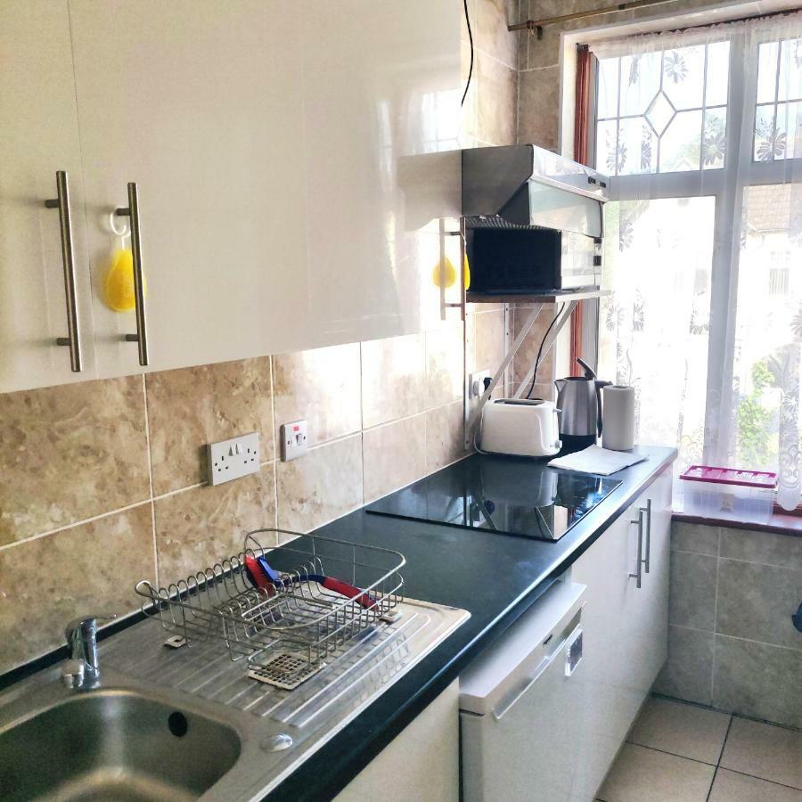 3 Portland Road Apartment Southall Bagian luar foto